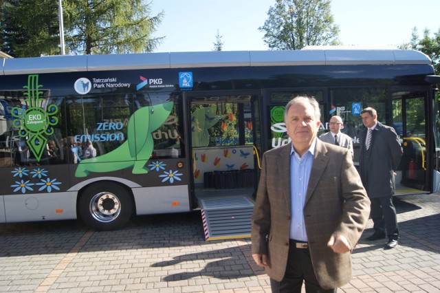 Elektryczny autobus nie będzie kursował do Kuźnic, mimo że rok temu taki pomysł promował sam burmistrz Janusz Majcher (na zdj.)