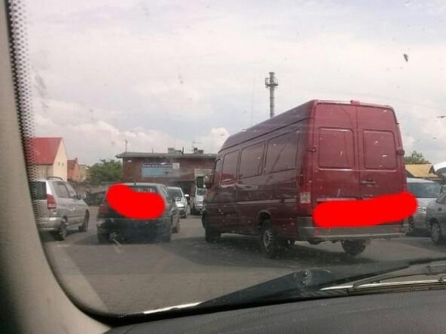 Czytelniczka z Międzyrzecza przesłała nam zdjęcie furgonetki, zaparkowanej przed jednym z marketów w taki sposób, że zajmowała kilka stanowisk. 