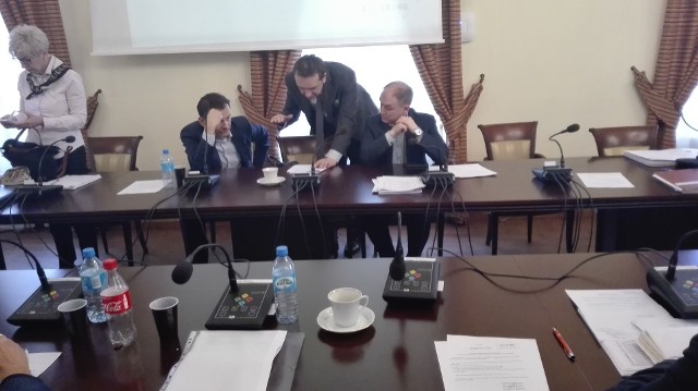 Dyskusje trwały także podczas przerw w sesji. Na zdjęciu: wiceprezydent Dariusz Lesicki, radny Marcin Pabierowski (PO) i wiceprezydent Krzysztof Kaliszuk
