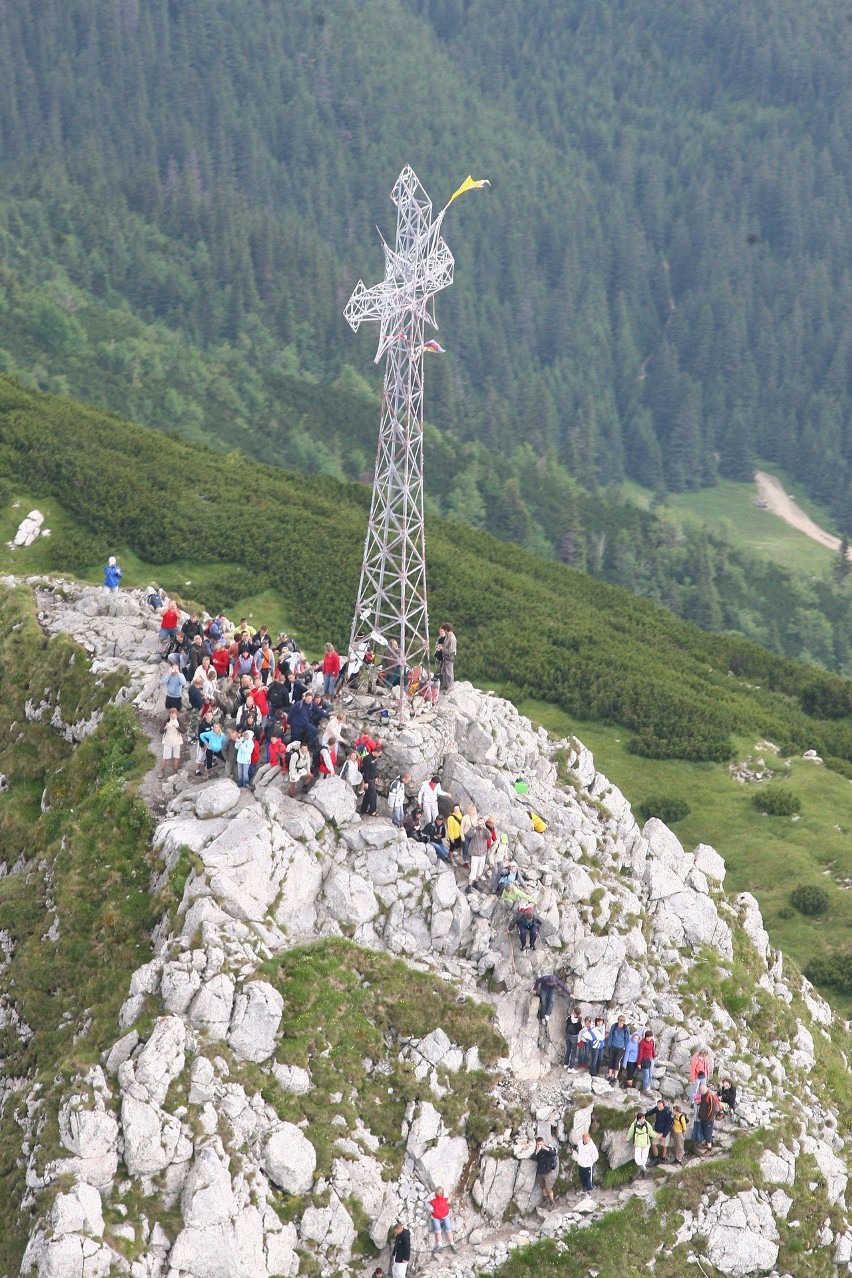 Tatry. Przyrodnicy zamkną szlak na Giewont w wakacje? [ZDJĘCIA]