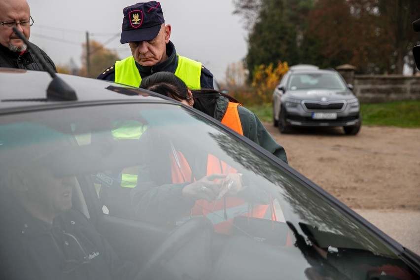 Przejazd kolejowy w Fastach jest tuż obok cmentarza. W...