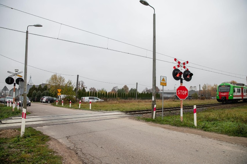 Przejazd kolejowy w Fastach jest tuż obok cmentarza. W...