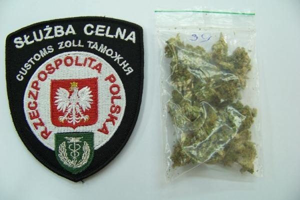 Funkcjonariusze SC znaleźli w plecaku mężczyzny woreczek z 4 gramami marihuany.