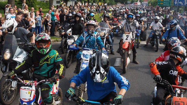 Od piątku w Polanowie trwa XXXI Międzynarodowy Zlot Motocykli. W sobotę zorganizowana została wielka parada motocyklowa, w której udział wziął prawdziwy tłum motocyklistów. Zapraszamy do obejrzenia zdjęć. Na sobotni wieczór zaplanowano jeszcze koncert zespołów Nocny Kochanek, Materia i Alians. Wstęp 30 złotych. Zobacz także: Zlot Traktorów w Łazach