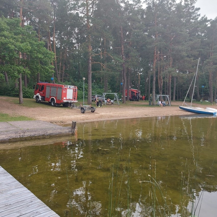 Rajgród. Trwają poszukiwania 55-letniego białostoczanina, który wypadł z łodzi na jeziorze Rajgrodzkim