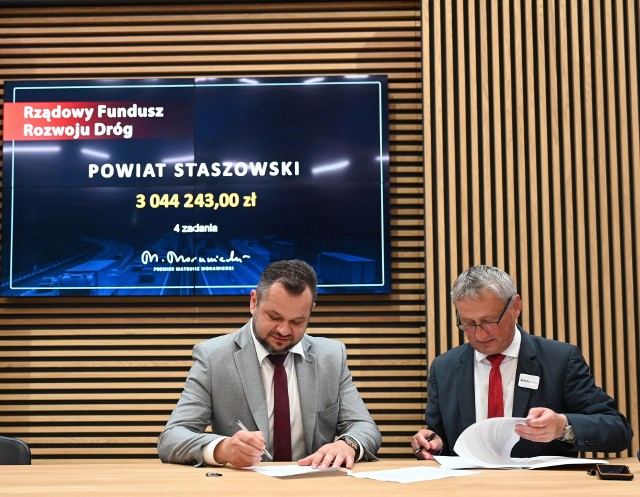 Umowy na remonty dróg powiatowych podpisują wojewoda Zbigniewa Koniusz i wicestarosta staszowski Leszek Guzal. Więcej na kolejnych zdjęciach