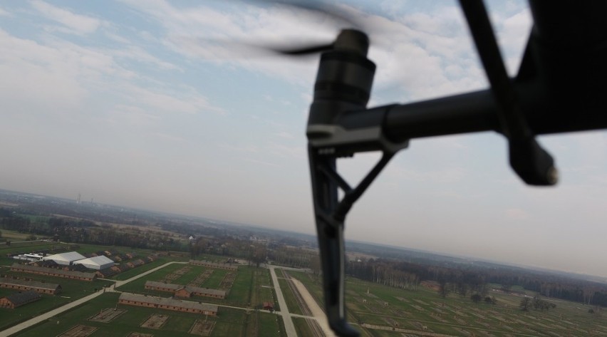 Ochrona nieba nad Miejscem Pamięci Auschwitz. Zakaz lotów dla samolotów i dronów nad byłym niemieckim obozem koncentracyjnym [ZDJĘCIA]