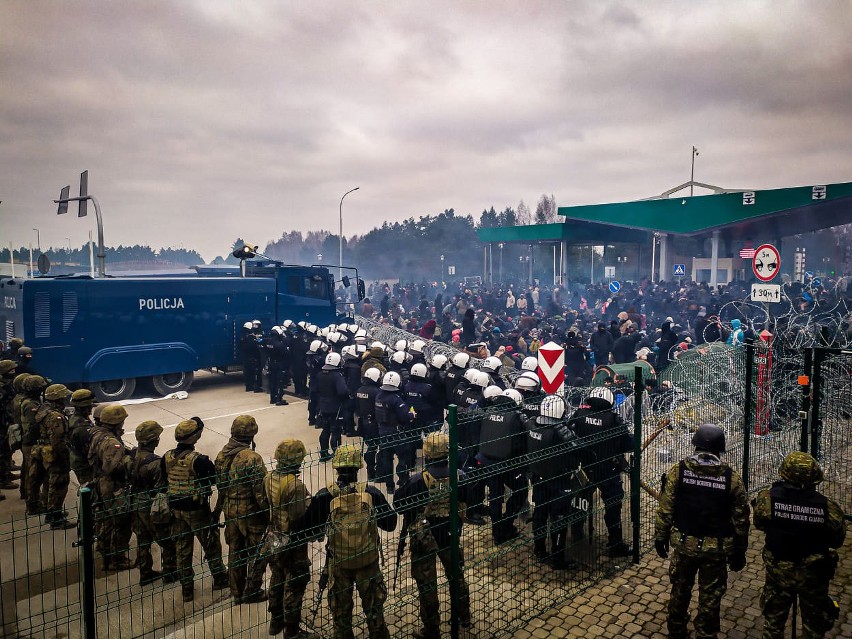 Kuźnica. Migranci rozerwali ogrodzenie na Białorusi i przeszli w stronę polskiej granicy