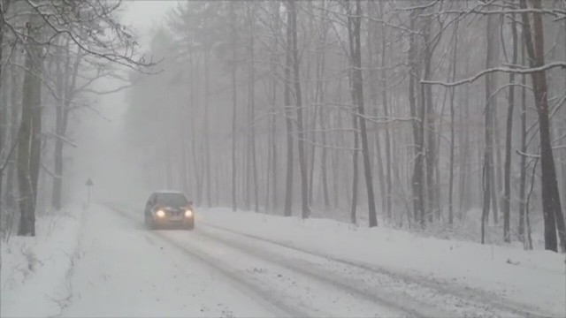 W powiatach karkonoskim, lwóweckim, Jelenia Góra, Wałbrzych, kłodzkim i kamiennogórskim mogą także wystąpić intensywne opady śniegu