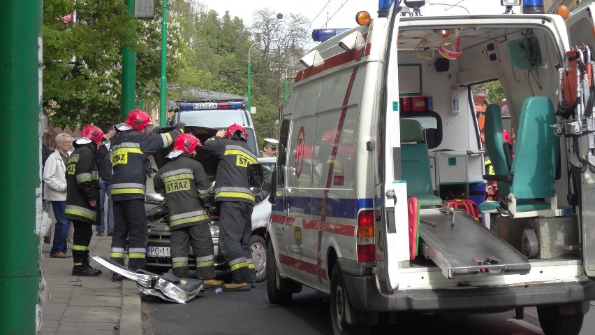 Wypadek na Grunwaldzkiej. Zderzyły się dwa samochody, nie kursują  tramwaje [ZDJĘCIA]