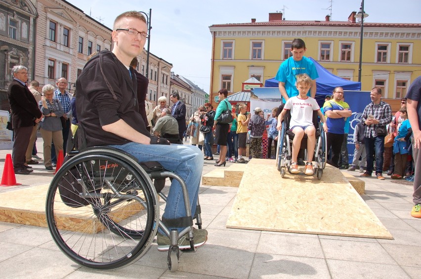 Marcin Starowicz (z lewej) od 16 lat jest przykuty do wózka