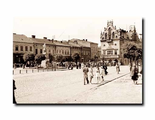 Okres okupacji zburzony kwartał domów przed ratuszem, widoczna jest jeszcze kamienica róg Rynku i ul Słowackiego.