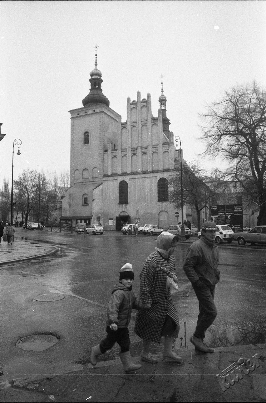 Twoje zdjęcie zrobione w 1990 roku może trafić na wystawę fotografii na placu Litewskim!