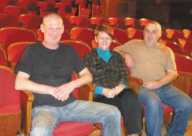 Tadeusz Natunewicz, Irena Plichta i Tadeusz Sarosiek pracują w kinie Sokół ponad trzydzieści lat. &#8211; Trochę nam żal tego starego kina, przyzwyczailiśmy się do niego. Ale mamy XXI wiek i zmiany są konieczne &#8211; mówią.