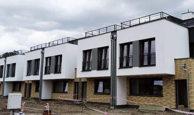 Pierwsze domy na Rodzinnych Podolanach są już na ukończeniu. Zostaną oddane do użytku 15 września 2020 roku.