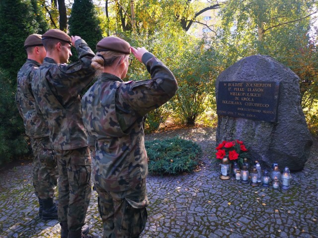 Tradycyjnie, przed dniem Wszystkich Świętych, żołnierze 12 WBOT porządkowali groby zasłużonych Ojczyźnie w Wielkopolsce oraz na Ziemi Lubuskiej.