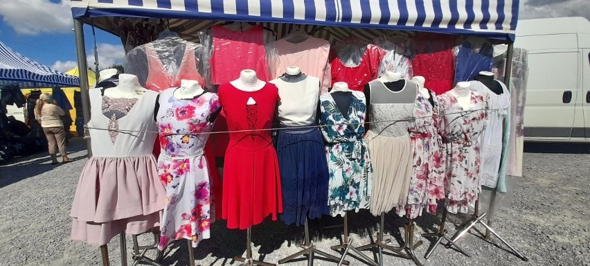 Moda na targowisku w Opatowie. Sukienki na każdą okazję. Zobacz zdjęcia