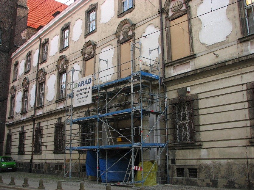 Wrocław: Biblioteka na Piasku się sypie. Na chodnik spadły kawałki elewacji (ZDJĘCIA)