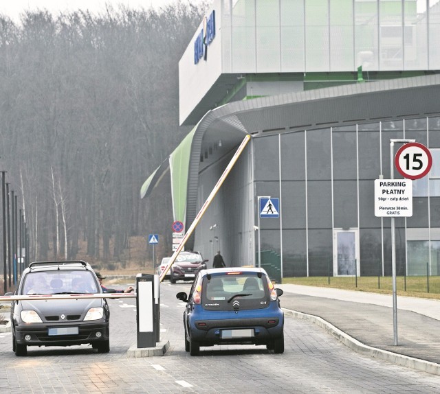 Miesięcznie z opłat za parking ZOS zyska średnio tysiąc złotych. Na placu są 254 stanowiska dla aut osobowych i 5 dla autokarów.