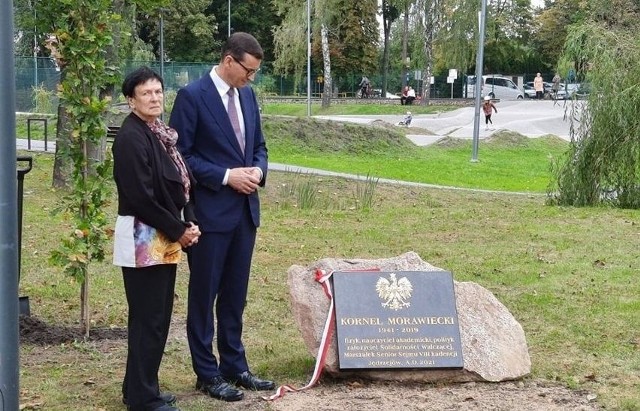 Premier z siostrą chwilę po odsłonięciu tablicy.