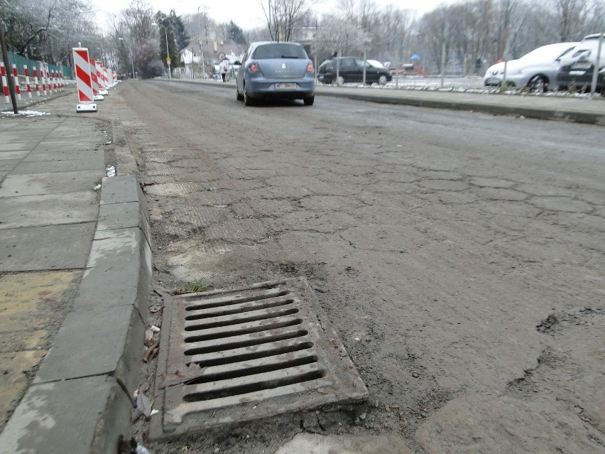 Na ulicy Kolberga w Radomiu drogowcy ułożą nowy asfalt. Czy musieli zaczynać roboty przed zimą?