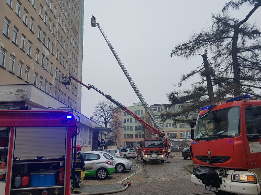 40 osób opuściło budynek, strażacy i policjanci przeszukują...