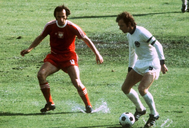 Niemiecki piłkarz Franz Beckenbauer (z prawej) w akcji przeciwko Janowi Domarskiemu (Polska) podczas meczu piłkarskiego mistrzostw świata Niemcy vs Polska we Frankfurcie, 3 lipca 1974 r. Mecz nie został przełożony pomimo protestów polskich działaczy.