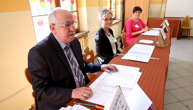Głosowanie w lokalu wyborczym nr 2 w SP nr 1 w Chojnicach. Na zdjęciu komisja