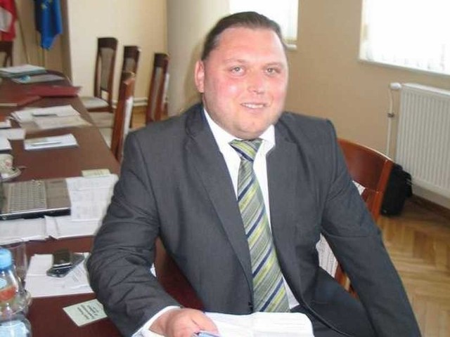 Nowy starosta powiatu tarnobrzeskiego Krzysztof Pitra zapewnia, że z poprzednim łączą go nie tylko długie włosy, ale także zbliżona wizja rozwoju powiatu.