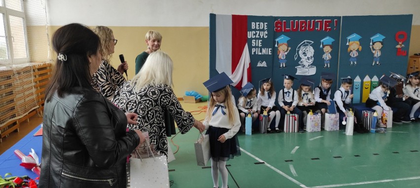 Uroczyste pasowanie pierwszoklasistów w Publicznej Szkole Podstawowej w Zakrzówku. Zobacz zdjęcia