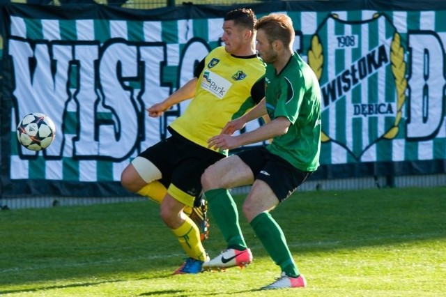 Dzisiaj na stadionie w Tarnobrzegu czekają nas wielkie drugoligowe derby, zmierzą się piłkarze Siarki (z lewej Marcin Figiel, obok Adrian Bartkiewicz) i Stali Stalowa Wola.