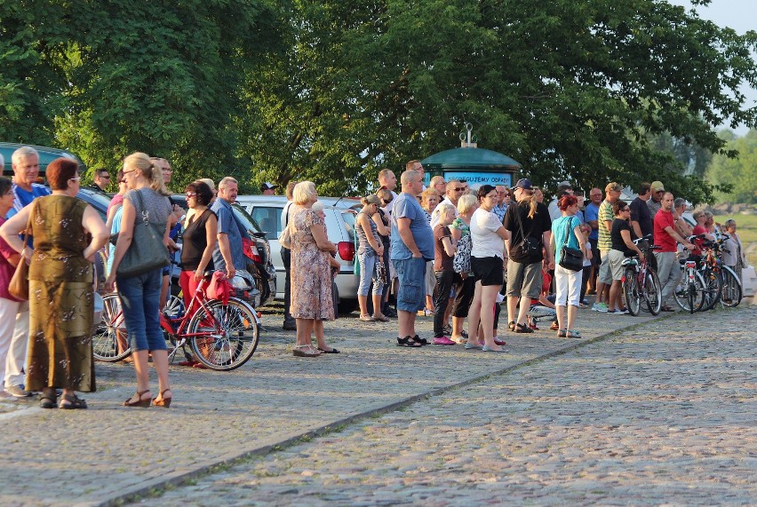 Ludzie stali na ulicy. Występ podobał się, ale publicznośc...