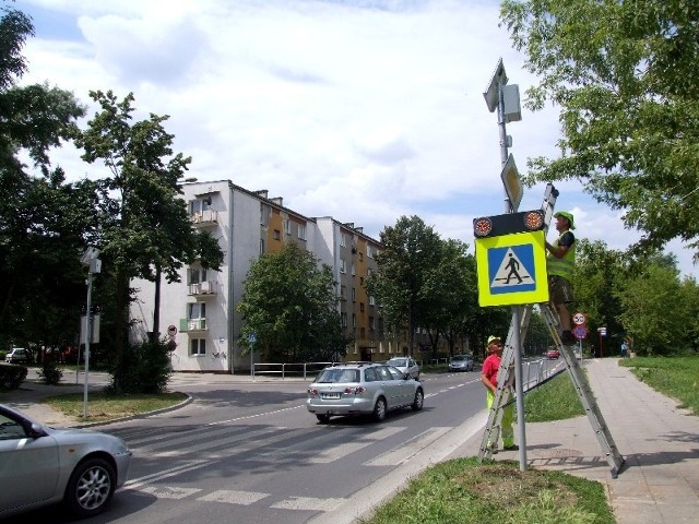 We wtorek zamontowano sygnalizację wzbudzającą przy skrzyżowaniu ulic 11 Listopada i Sportowej (na zdjęciu) oraz na Słowackiego.