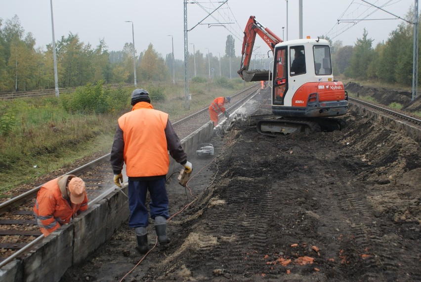 Trwa remont peronu na stacji kolejowej w centrum Dąbrowy...