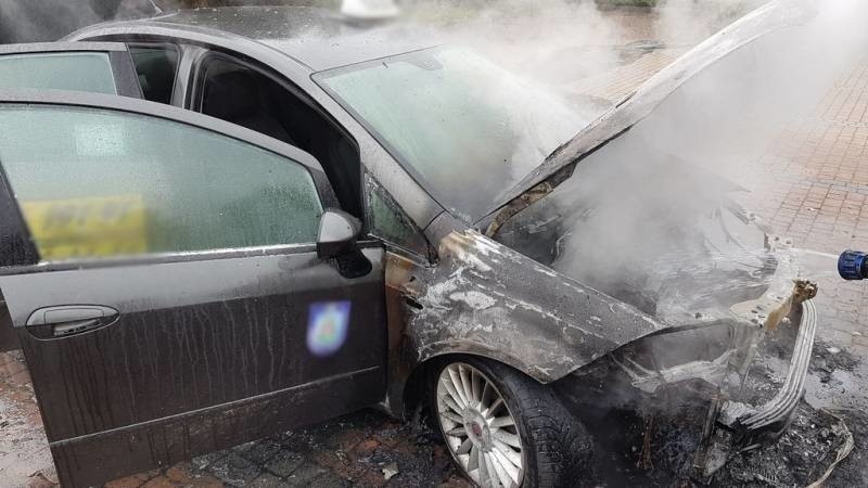 Nowy Sącz. Pożar taksówki na ul.1 Brygady. Właściciel nie mógł ugasić ognia