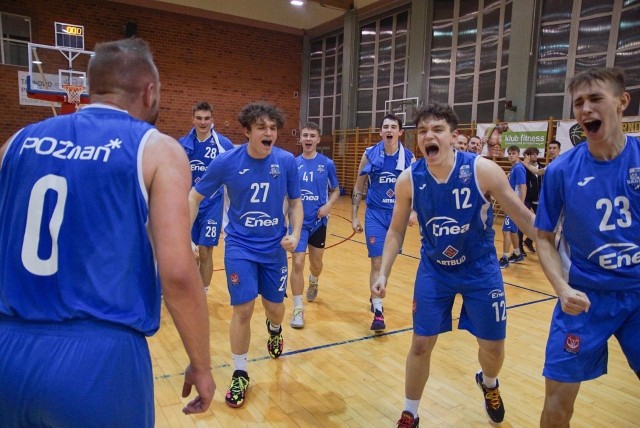 Tak zawodnicy Enei Basket Poznań cieszyli się po zwycięstwie w derbach powiatu poznańskiego nad Tarnovią Tarnowo Podgórne