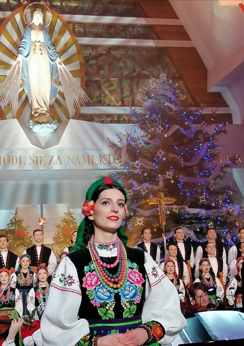 Zakopane. Zespół "Mazowsze" kolędował wspólnie z mieszkańcami i turystami w olczańskim sanktuarium [ZDJĘCIA]