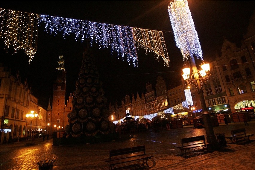 Wrocław: Świąteczna iluminacja już świeci, ale bez choinki (ZDJĘCIA)
