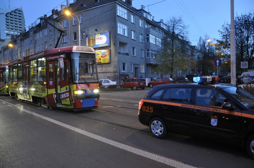 Wrocław: Wypadek na ulicy Sienkiewicza. Auto zderzyło się z tramwajem (ZDJĘCIA)