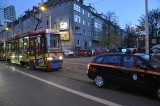 Wrocław: Wypadek na ulicy Sienkiewicza. Auto zderzyło się z tramwajem (ZDJĘCIA)