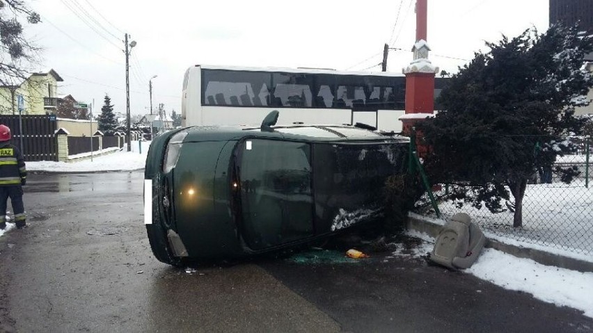Wypadek w Radlinie: Przez śnieg nie zauważył białego autobusu... ZDJĘCIA