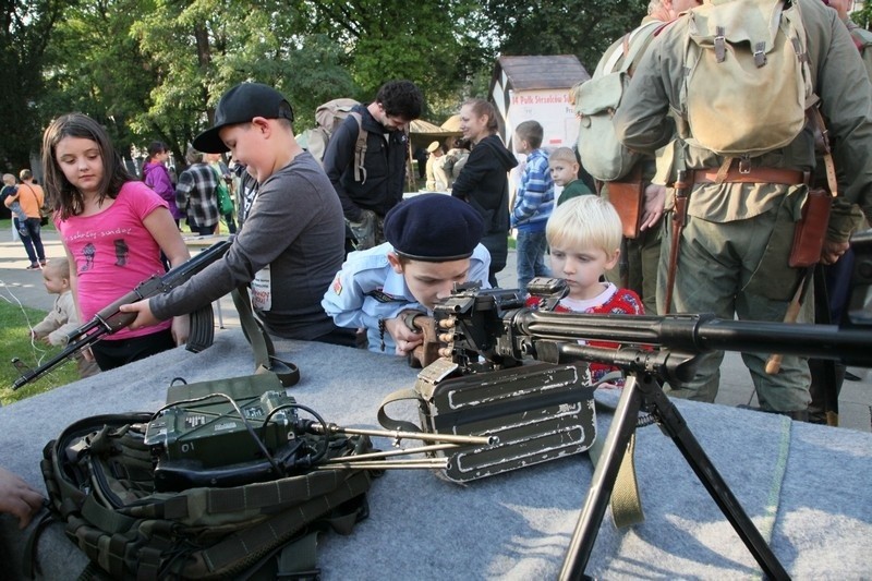 Piknik historyczny przed łódzką katedrą [zdjęcia]