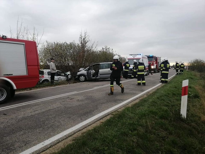 Olędzkie. Wypadek na DW 681. Kobieta zabrana śmigłowcem LPR do szpitala [ZDJĘCIA]