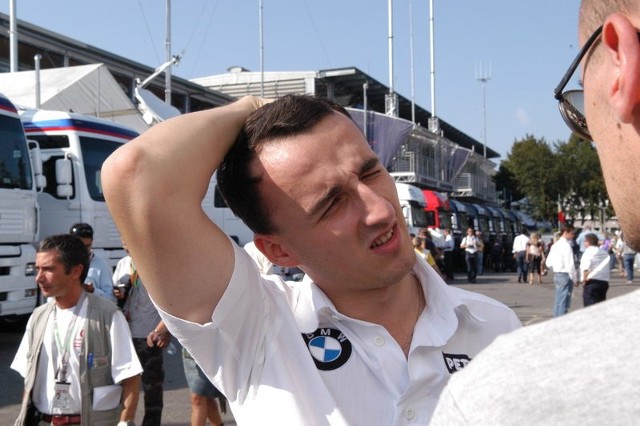 Robert Kubica ma powody do zmartwień. Jego bolid wciąż nie może dorównać najlepszym, a mechanicy BMW Sauber nie są jak na razie w stanie nic z tym zrobić.