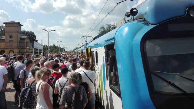 Organizatorzy nie przewidzieli, że zainteresowanie podróżą pociągami będzie aż tak duże. Chyba przerosło ich największe oczekiwania. Przed południem na dworcach wielu miast pojawiły się tłumy mieszkańców.
