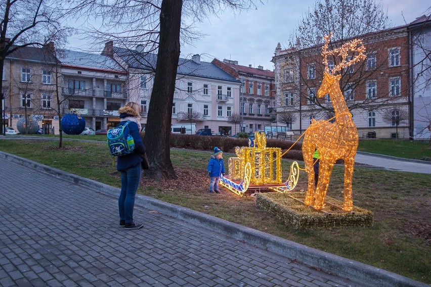 Tarnów już praktycznie gotowy na święta. Zobaczcie najpiękniejsze iluminacje na ulicach i placach [ZDJĘCIA]