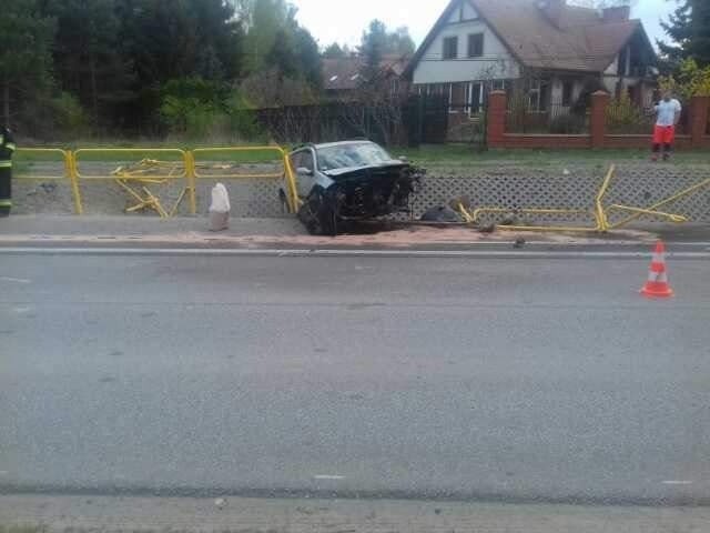 Samochód roztrzaskany w rowie w Ciekotach. Kto prowadził? Dwaj mężczyźni z auta trzeźwieli na komendzie policji. Zobaczcie zdjęcia