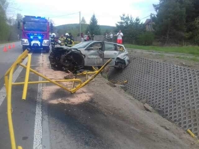 Roztrzaskane auto i bariery. Więcej na kolejnych  zdjęciach.