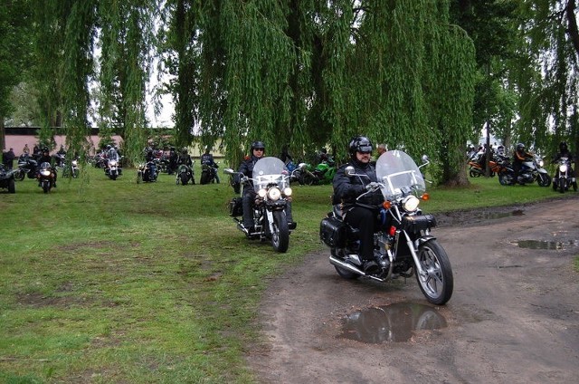 Wyjeżdżając z Łazienek uczestnicy pierwszej parady motocykli Regionu Kozła mieli do pokonania ok. 40 km. Wrócili tutaj po niespełna godzinie. 