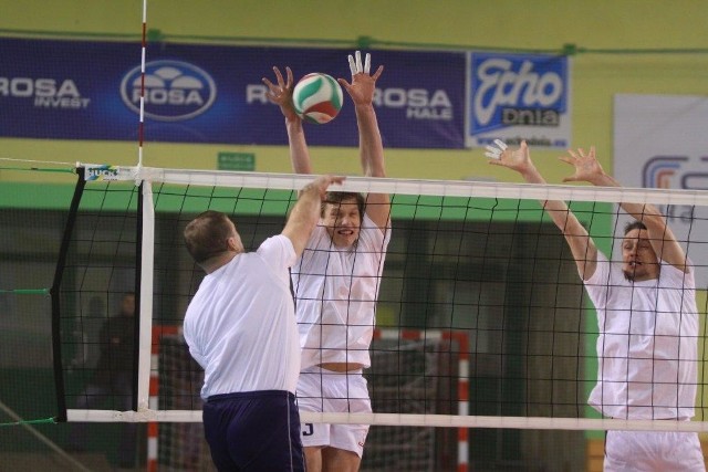 Siatkarze Jadaru (w bloku Paweł Mikołajczak z lewej i Arkadiusz Terlecki obok) wygrali towarzyski turniej "białej wstążki"